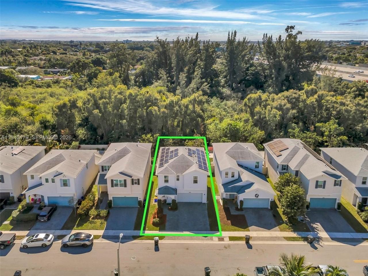 1827 Lake Cove Dr - Photo 2 of 46