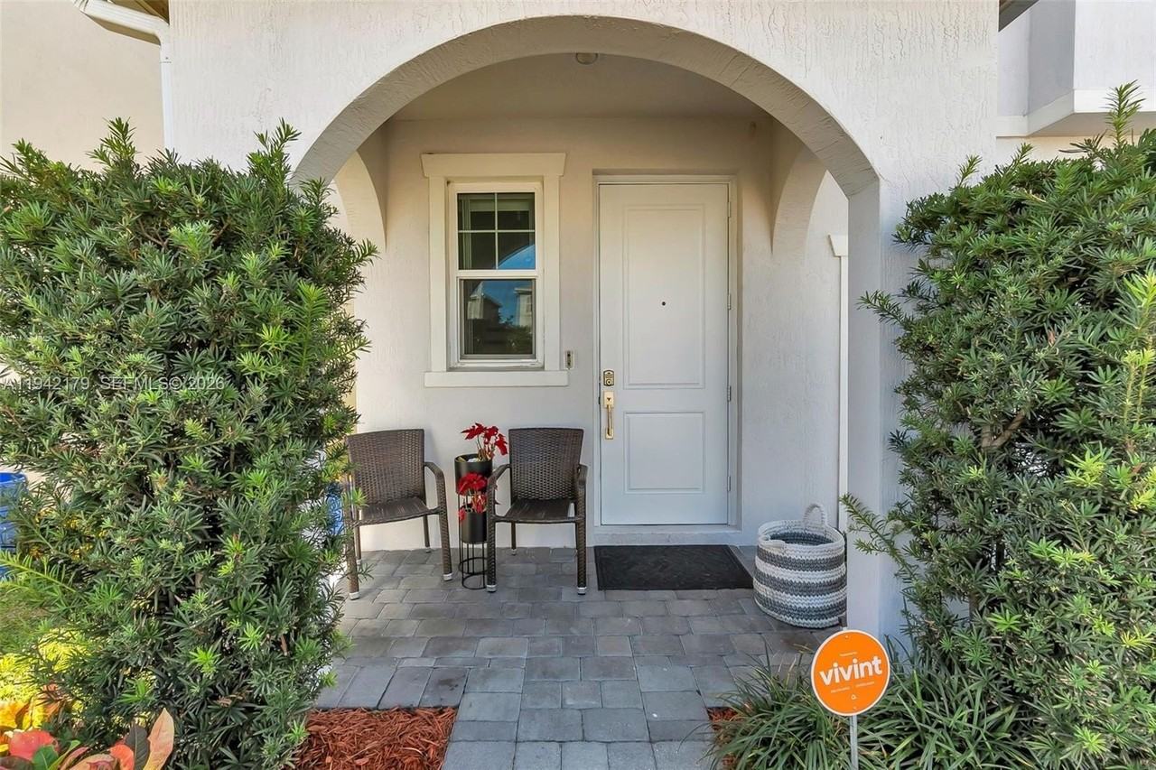 1827 Lake Cove Dr - Photo 3 of 46