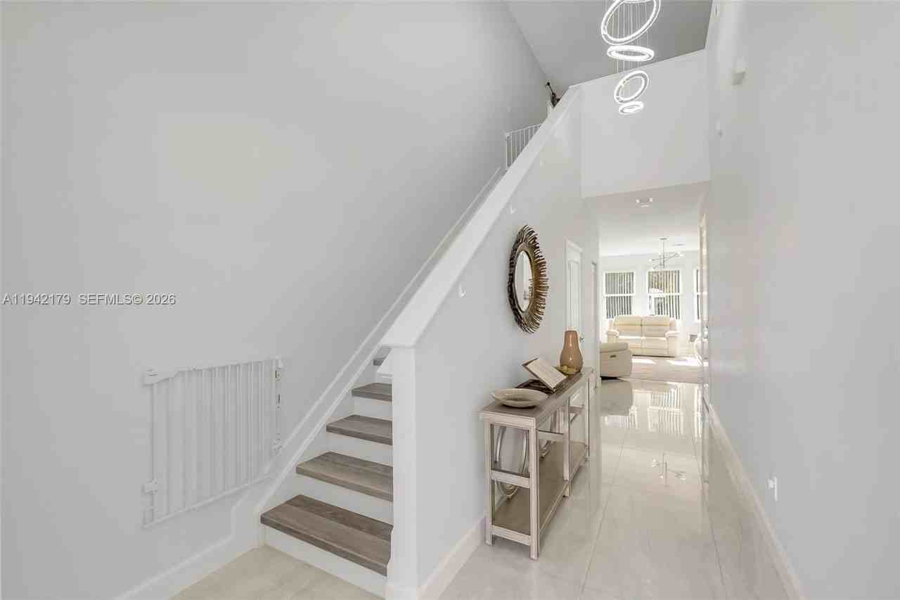 1827 Lake Cove Dr - Photo 4 of 46