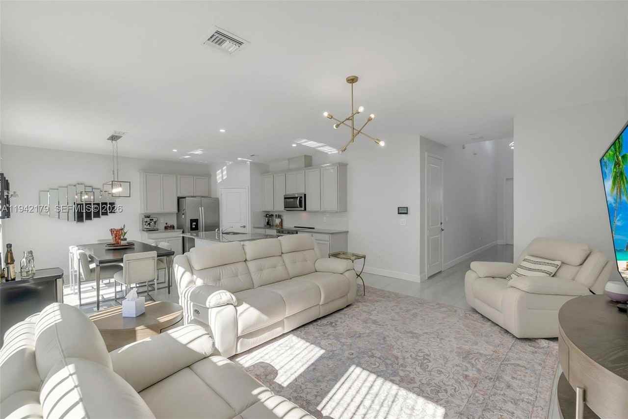 1827 Lake Cove Dr - Photo 5 of 46