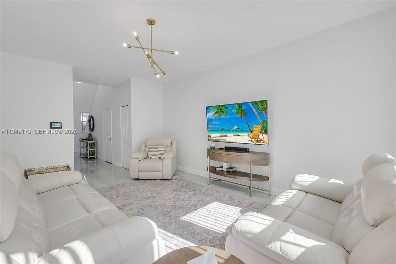 1827 Lake Cove Dr - Photo 6 of 46