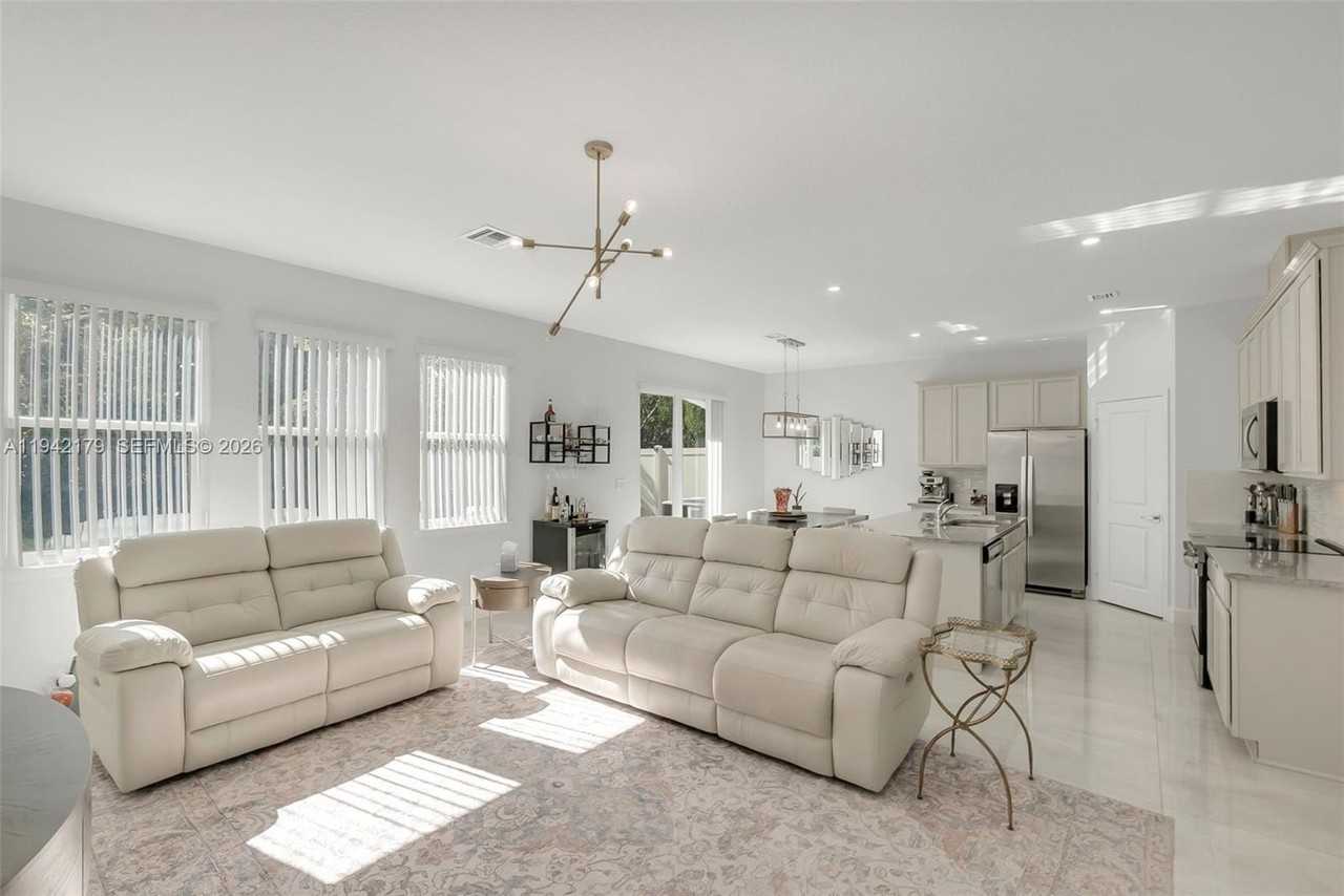 1827 Lake Cove Dr - Photo 7 of 46