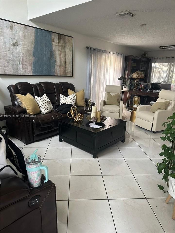 300 Sw 100th Ave - Photo 3 of 23