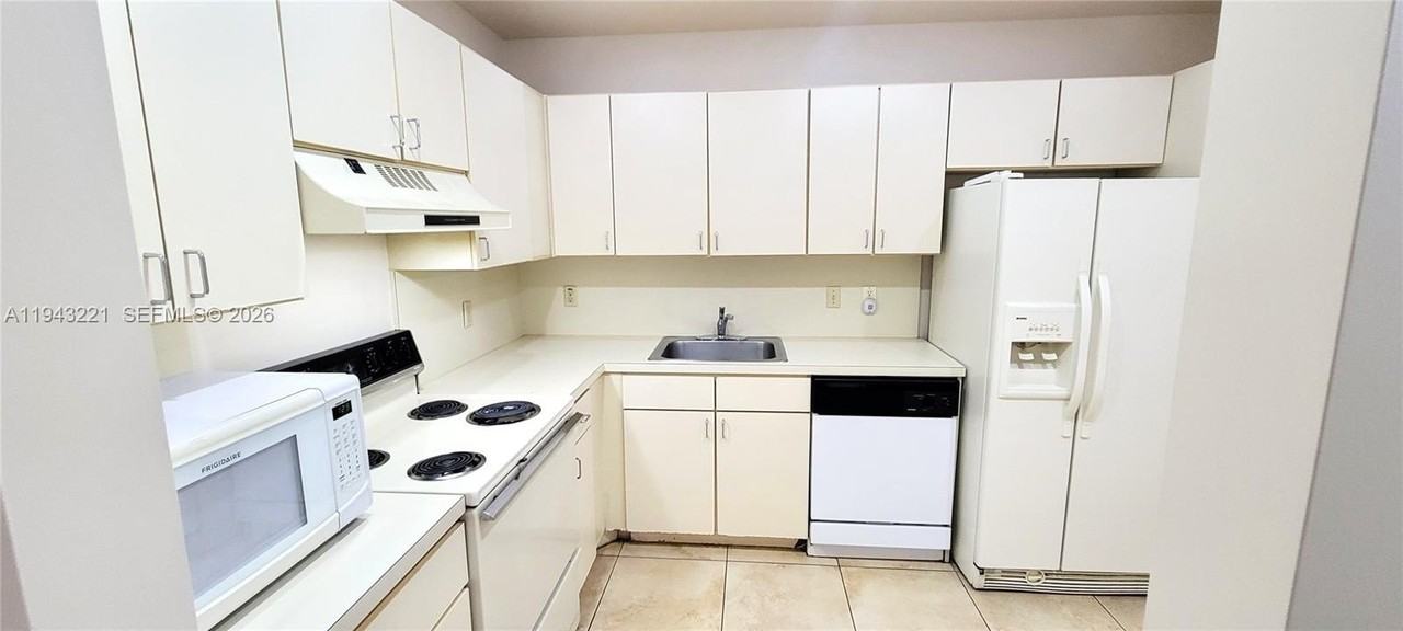 9004 Sw 137th St #B - Photo 4 of 14