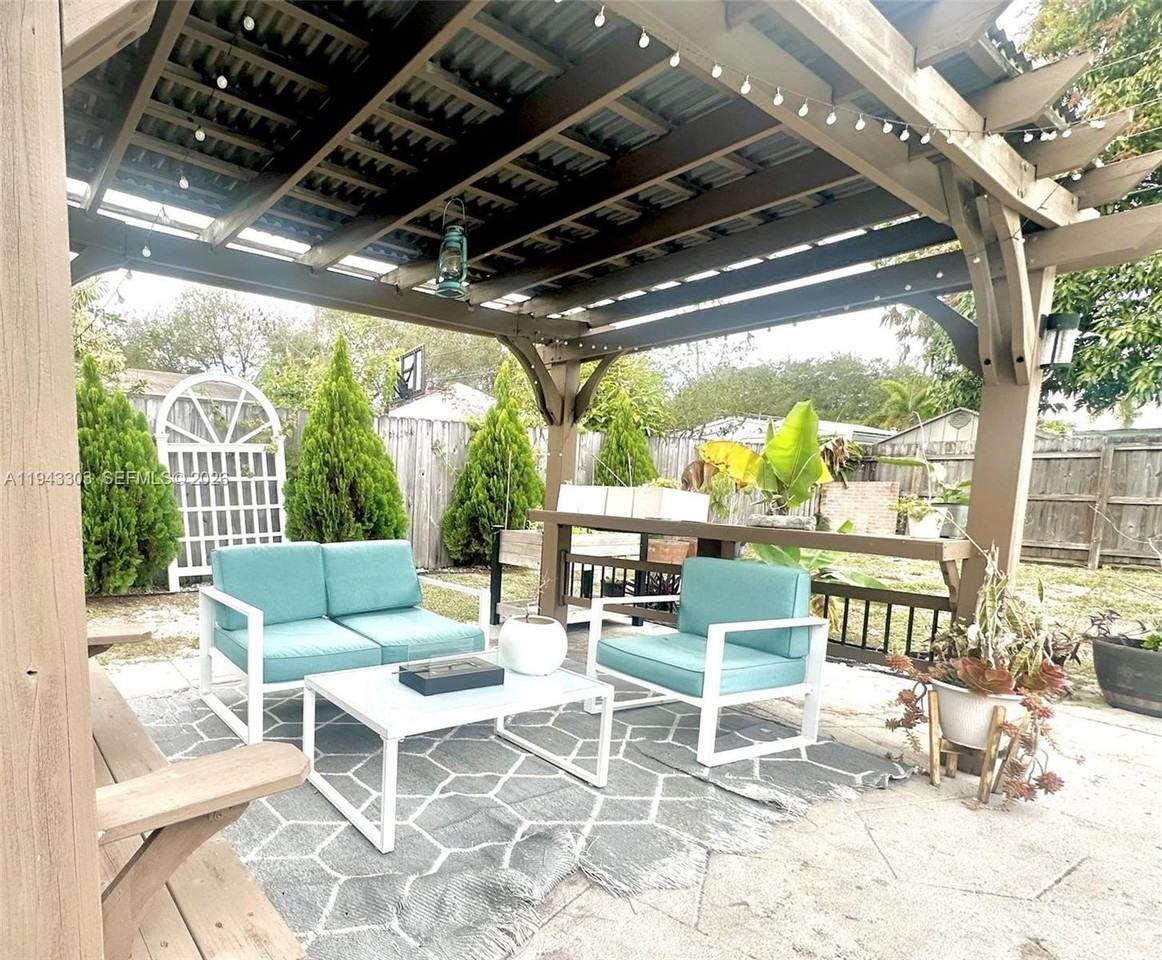 7021 Scott St - Photo 7 of 16