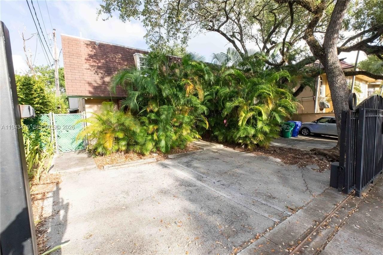 3171 Virginia St - Photo 2 of 15