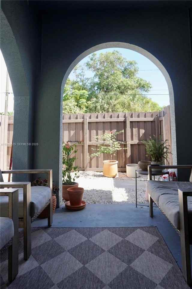 1139 Ne 3rd Ave - Photo 5 of 31