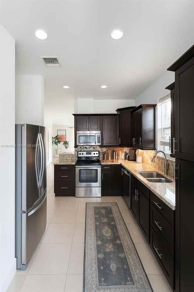 1139 Ne 3rd Ave - Photo 7 of 31