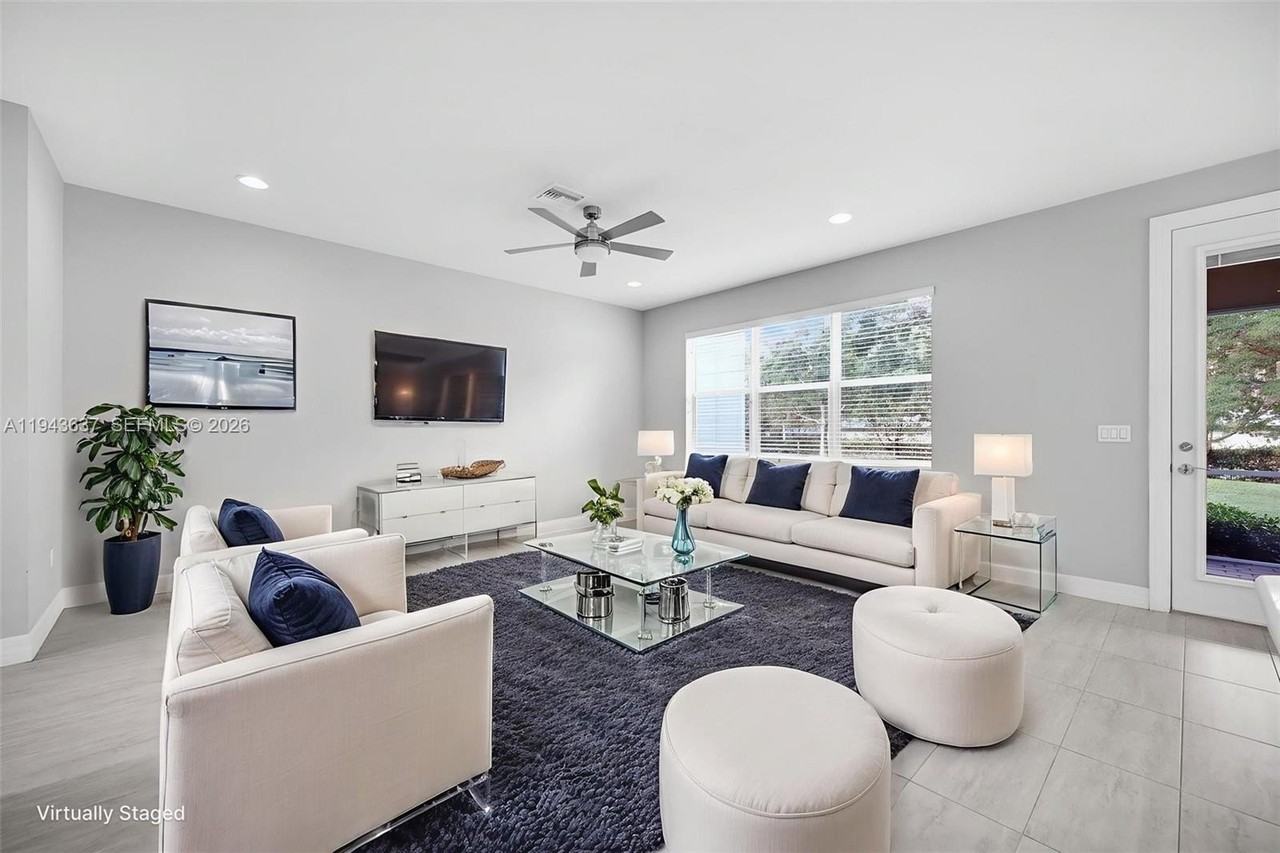 964 Banyan Dr - Photo 4 of 50