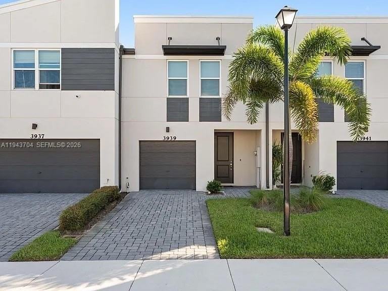 3939 Se Mentmore Ln #3939 - Photo 2 of 37