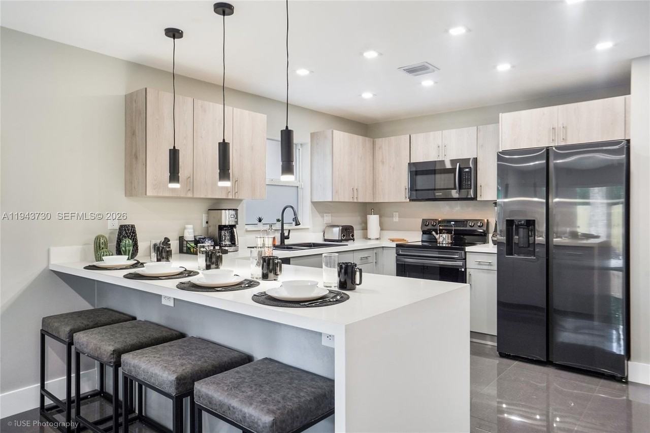 1035 Nw 48th St - Photo 2 of 29