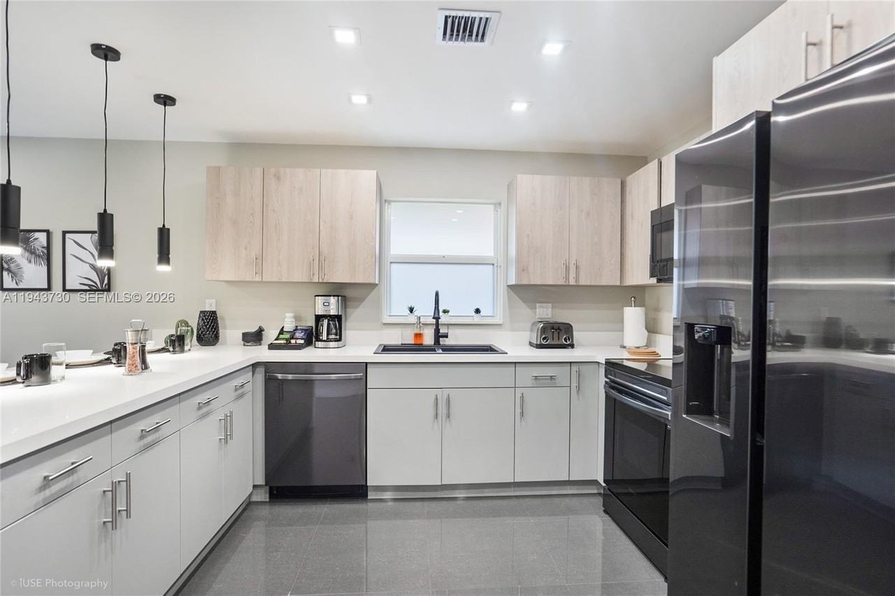 1035 Nw 48th St - Photo 3 of 29