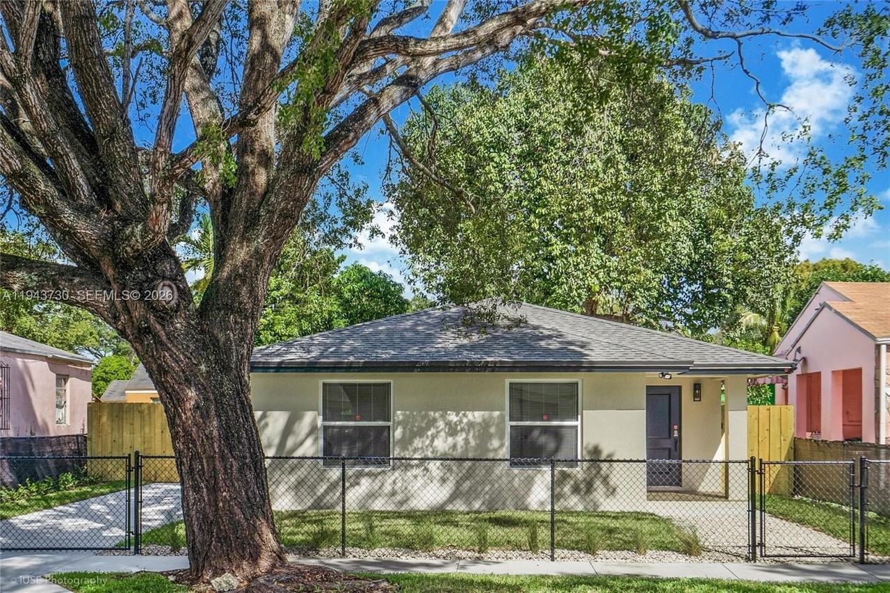 1035 Nw 48th St - Photo 4 of 29