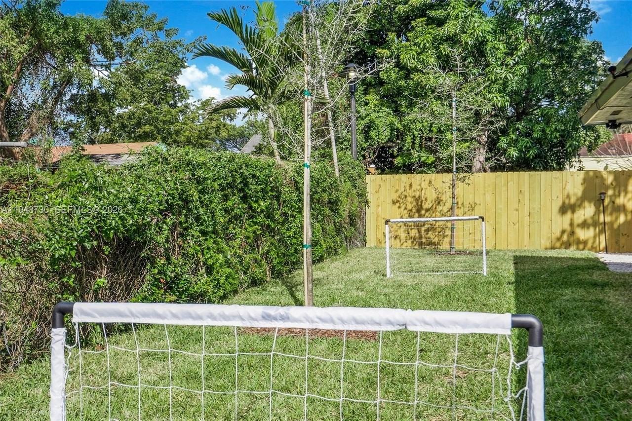 1035 Nw 48th St - Photo 6 of 29