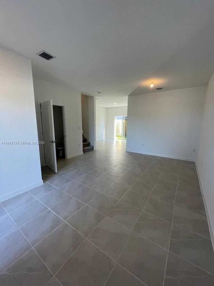 2634 Se 11th Ct #2634 - Photo 4 of 20