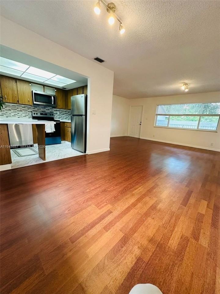 414 Se 14th St #6 - Photo 3 of 19