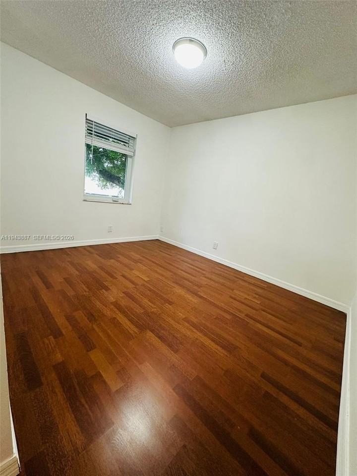 414 Se 14th St #6 - Photo 5 of 19