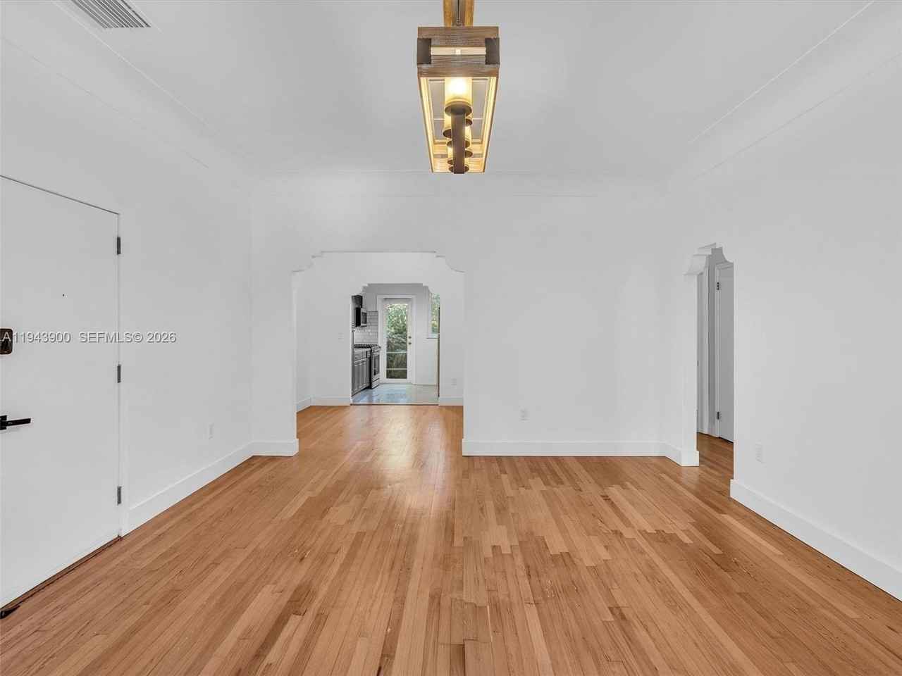 910 Lenox Ave #3 - Photo 4 of 31