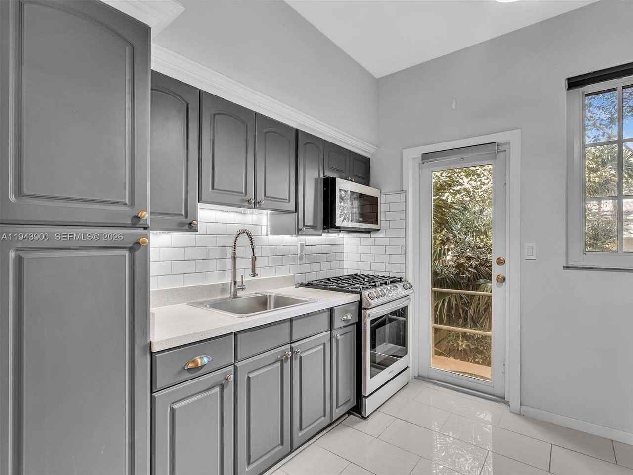 910 Lenox Ave #3 - Photo 7 of 31