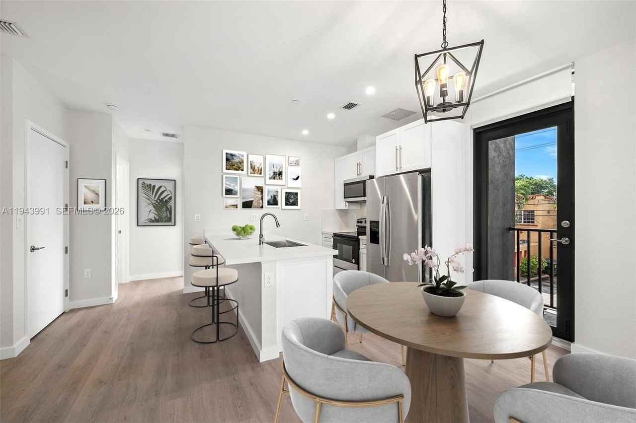 1259 Sw 3rd St #5 - Photo 5 of 18