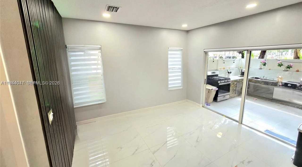 2924 Se 15th Ave - Photo 4 of 12