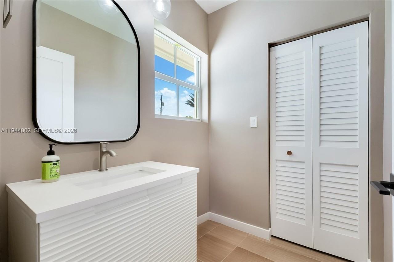 6356 Sw 14th St - Photo 6 of 15