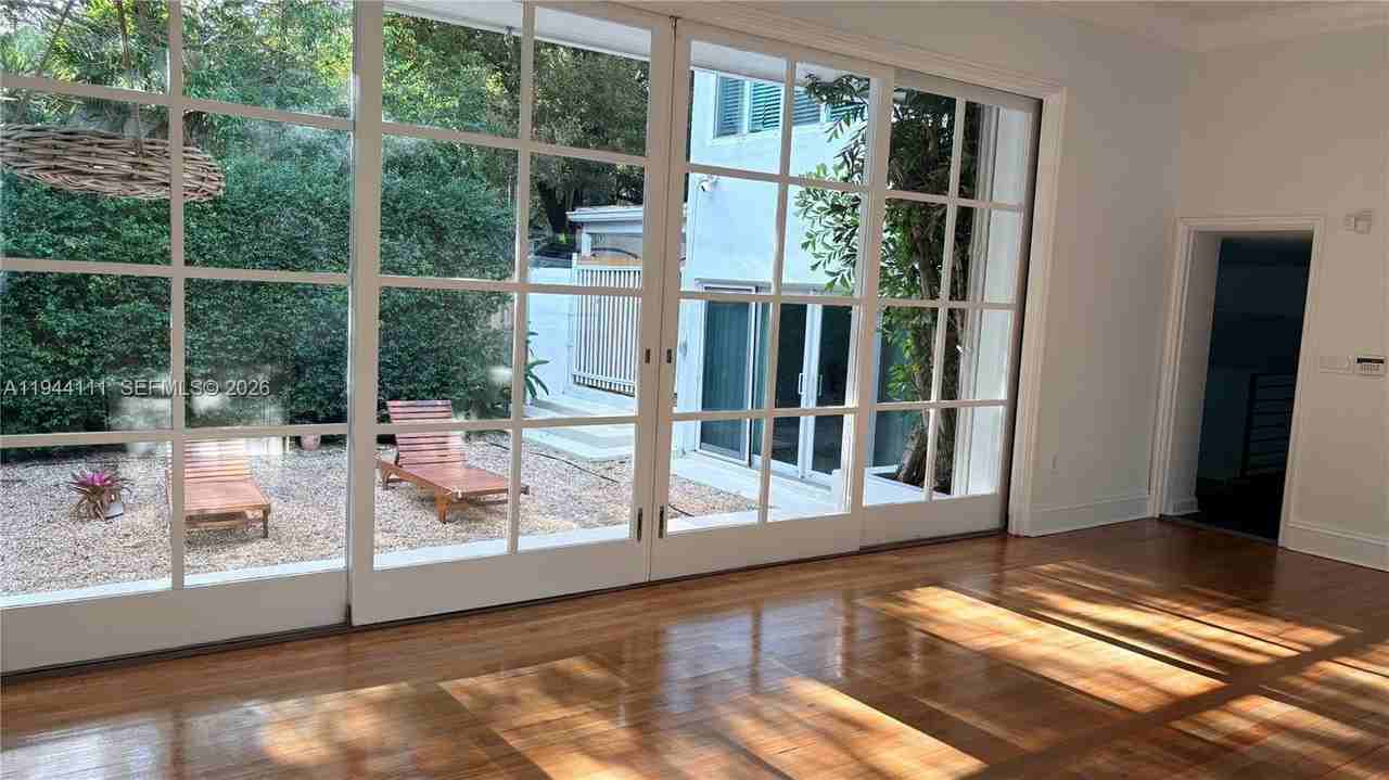 2301 S Miami Ave - Photo 6 of 50