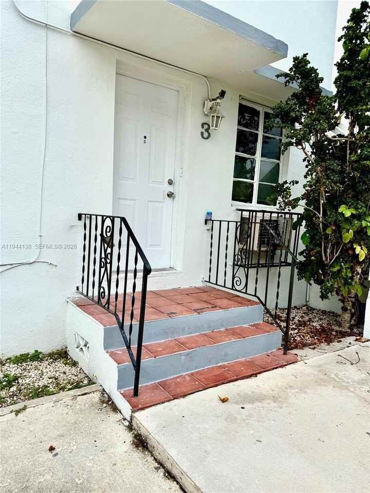 711 Sw 11th St #3 - Photo 2 of 2