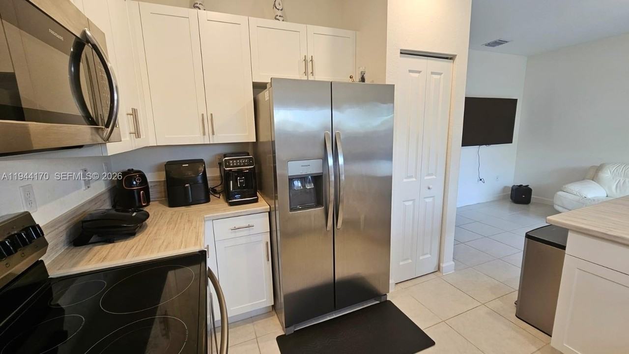 1146 Se 26th Ter #0 - Photo 4 of 42