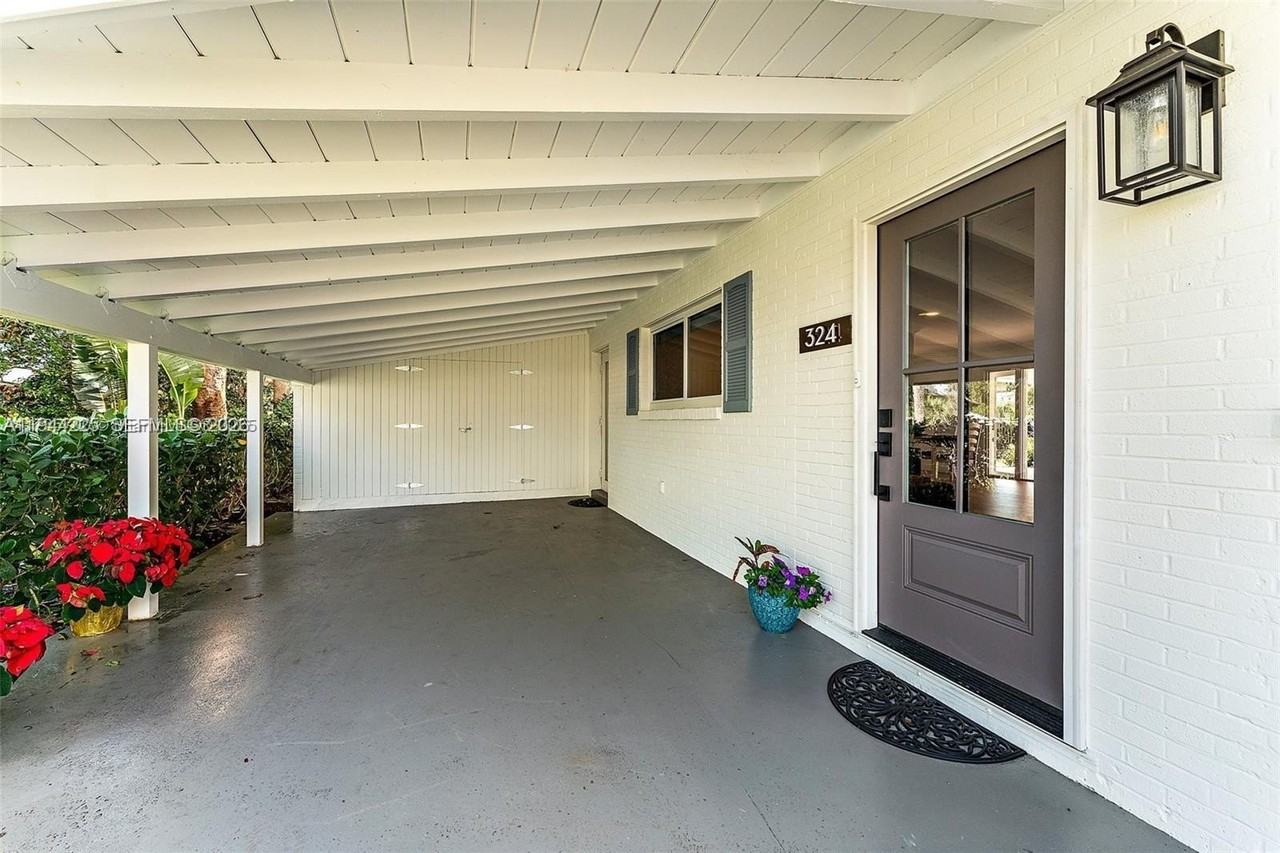 324 Tequesta Dr - Photo 4 of 39