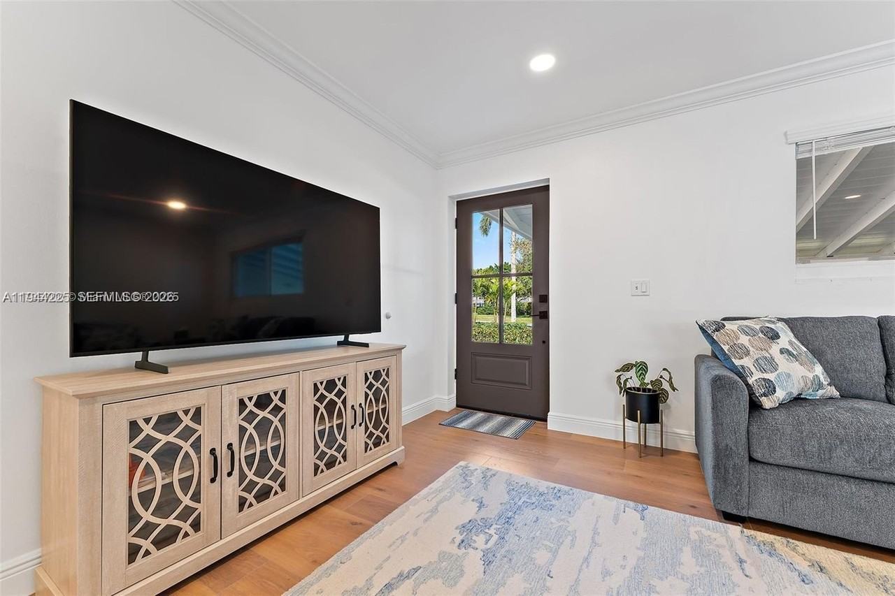 324 Tequesta Dr - Photo 6 of 39