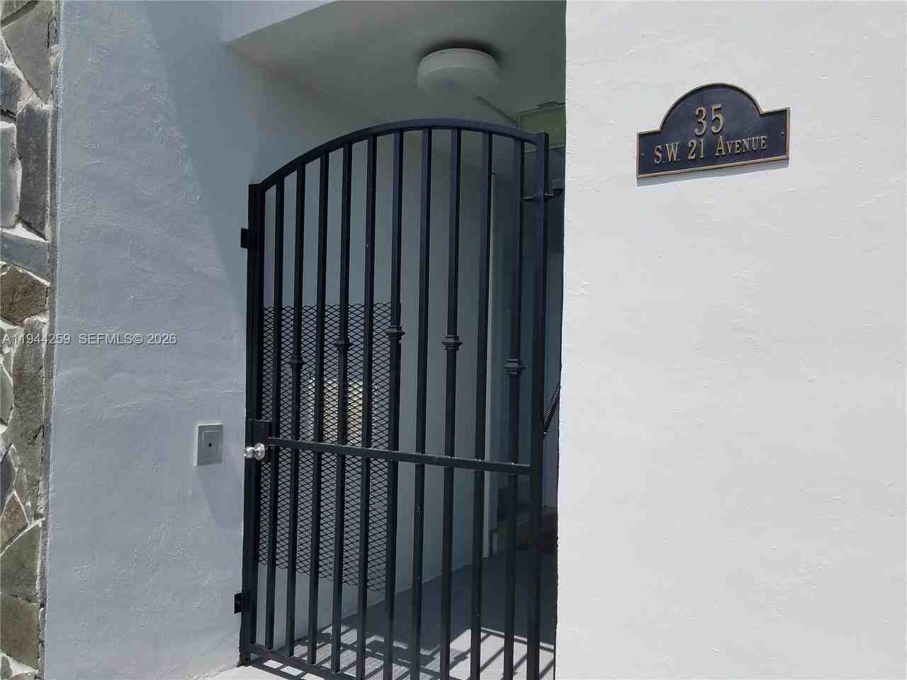 35 Sw 21st Ave #4 - Photo 3 of 8