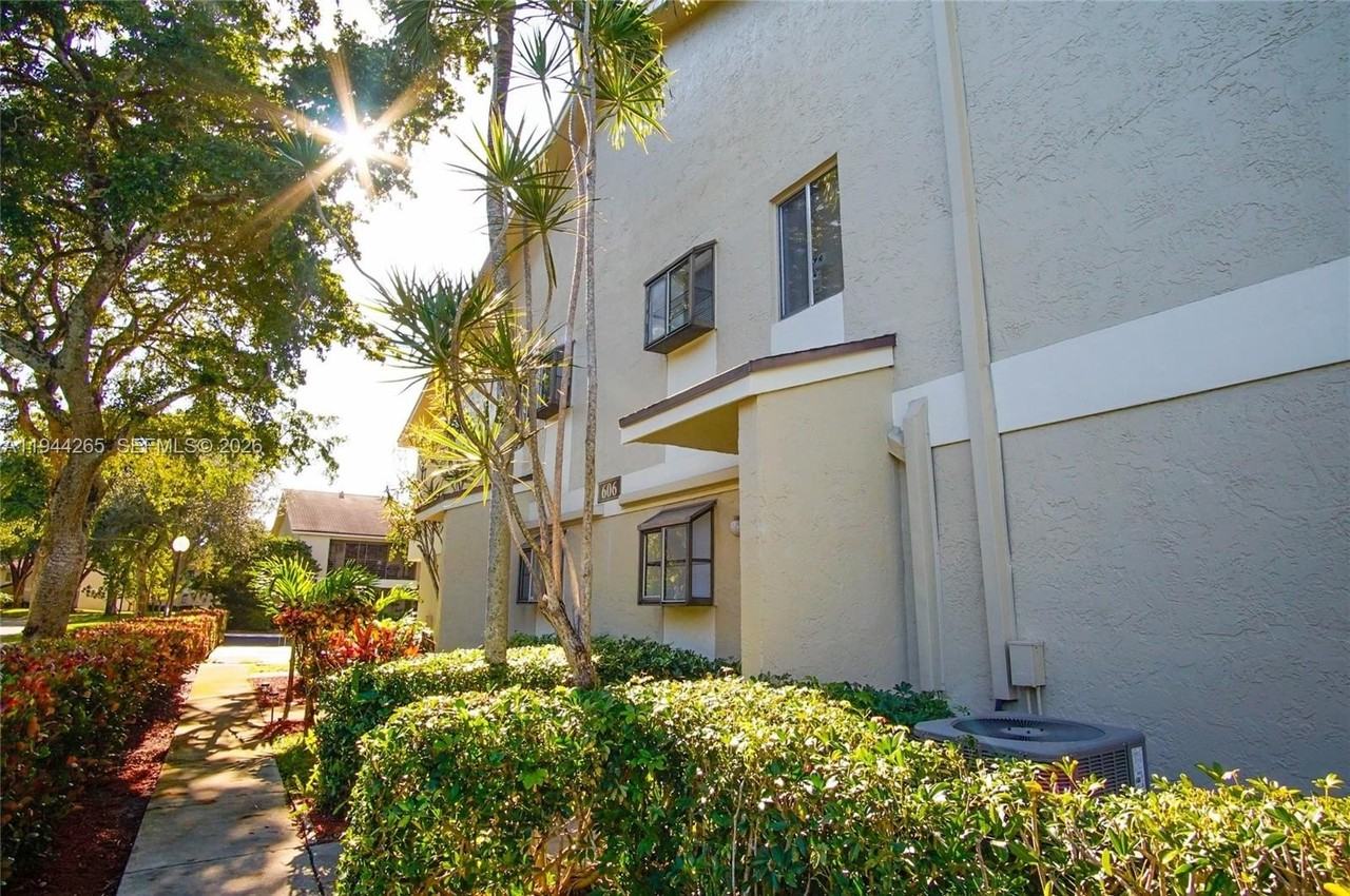 606 Gardens Dr #103 - Photo 3 of 37