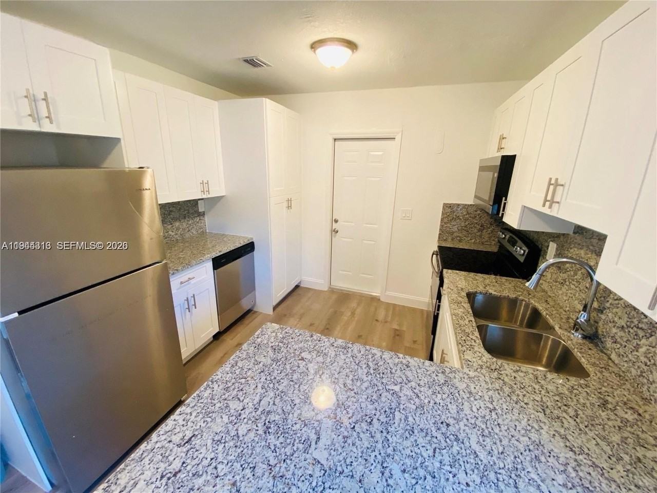 915 Nw 59th St - Photo 4 of 18