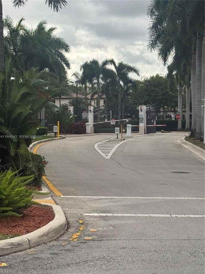 9044 Sw 39th St #9044 - Photo 3 of 15