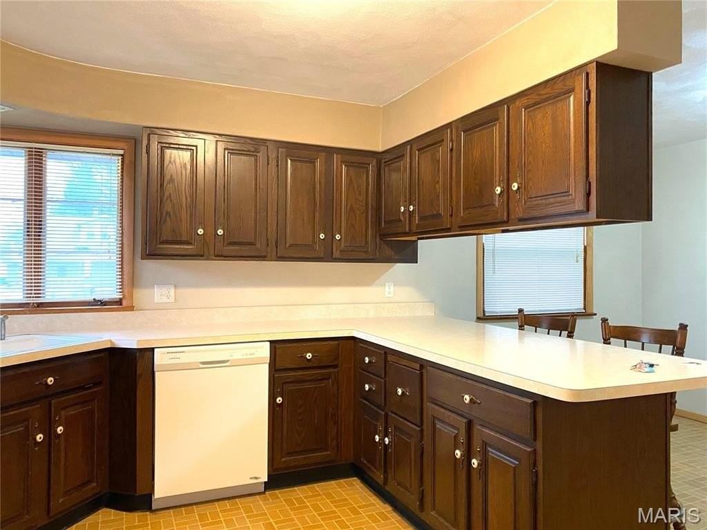 102 Edward St - Photo 6 of 17