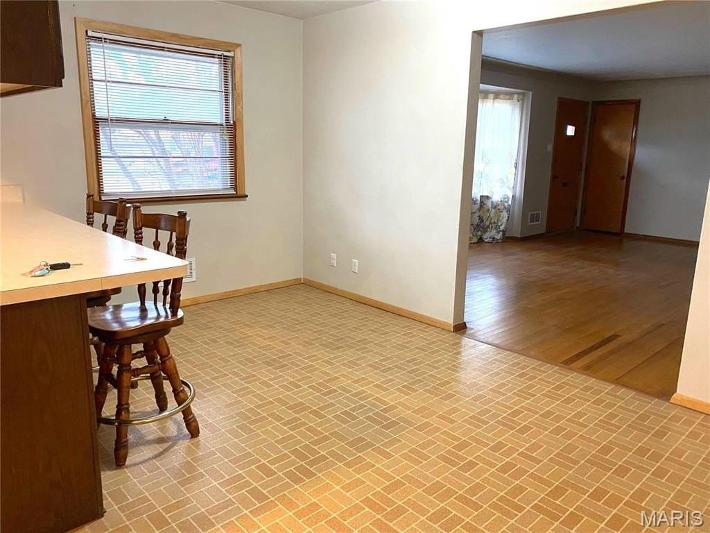 102 Edward St - Photo 7 of 17