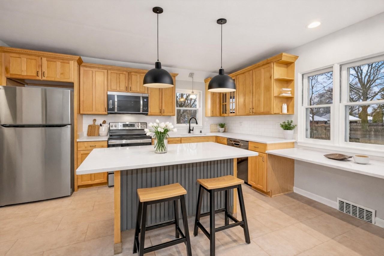 5873 N Santa Monica Blvd - Photo 5 of 22