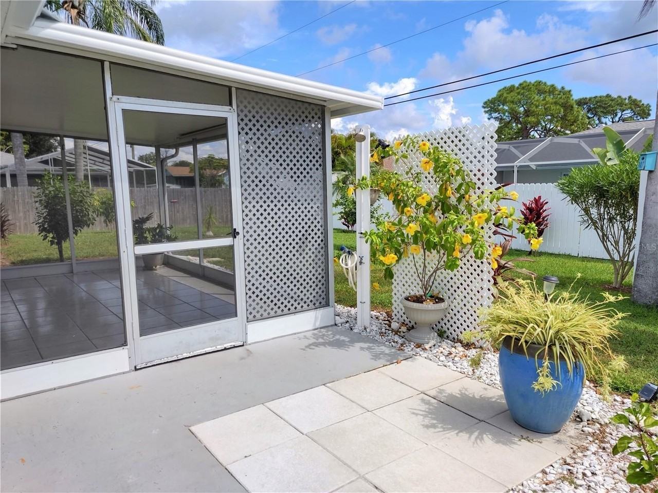 979 Nantucket Rd - Photo 2 of 34