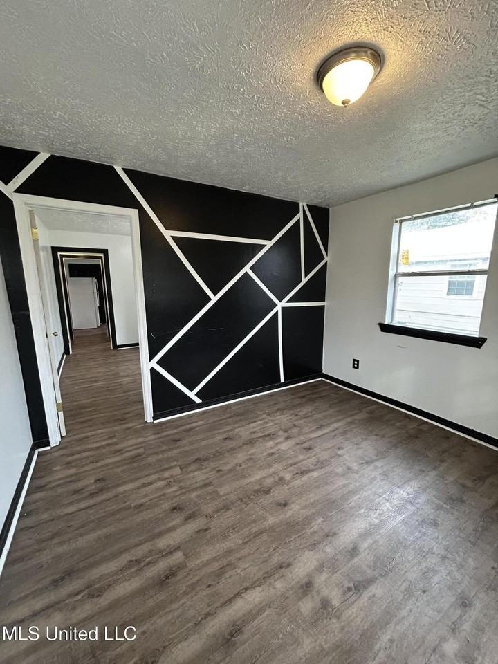 2425 Woodlawn St Lot 2427 - Photo 2 of 10