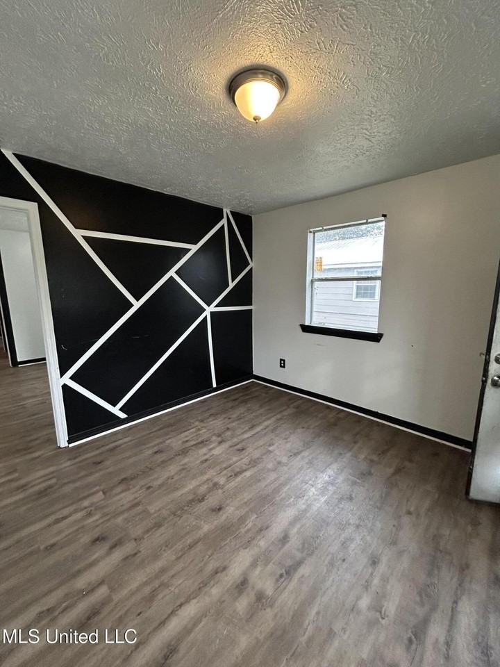 2425 Woodlawn St Lot 2427 - Photo 3 of 10