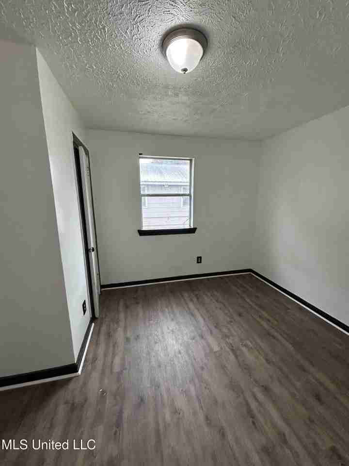 2425 Woodlawn St Lot 2427 - Photo 5 of 10