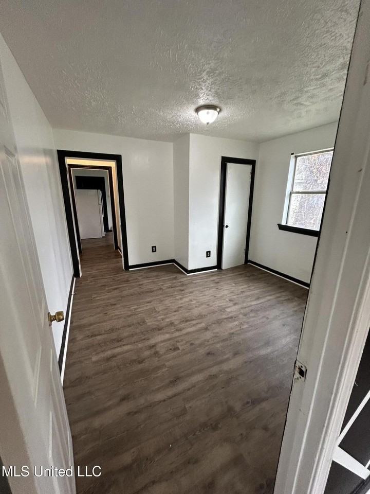 2425 Woodlawn St Lot 2427 - Photo 6 of 10