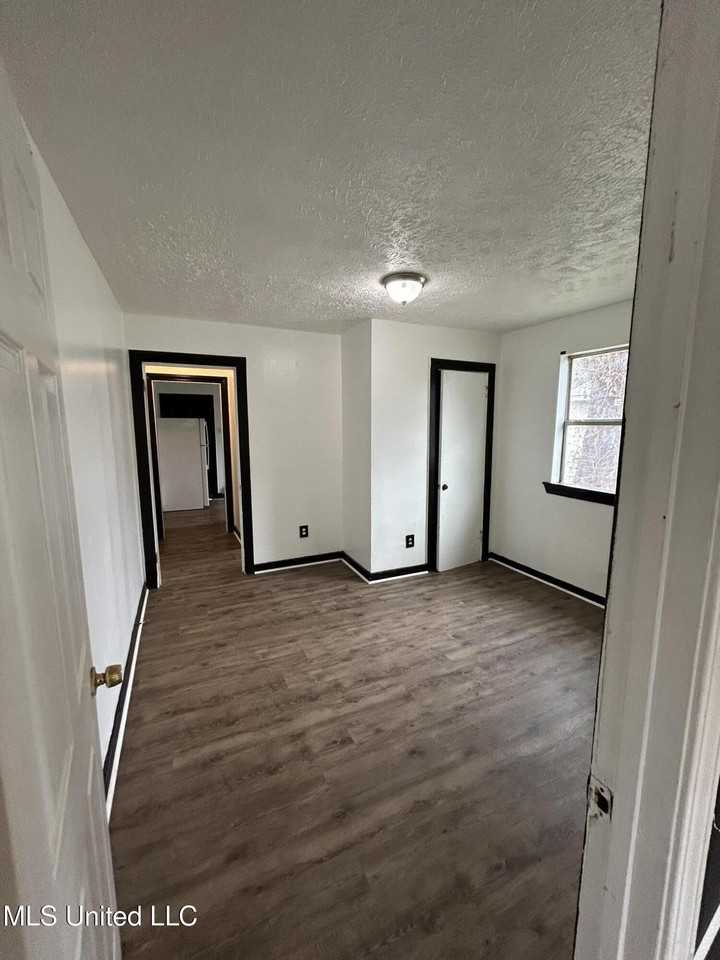 2425 Woodlawn St Lot 2427 - Photo 7 of 10