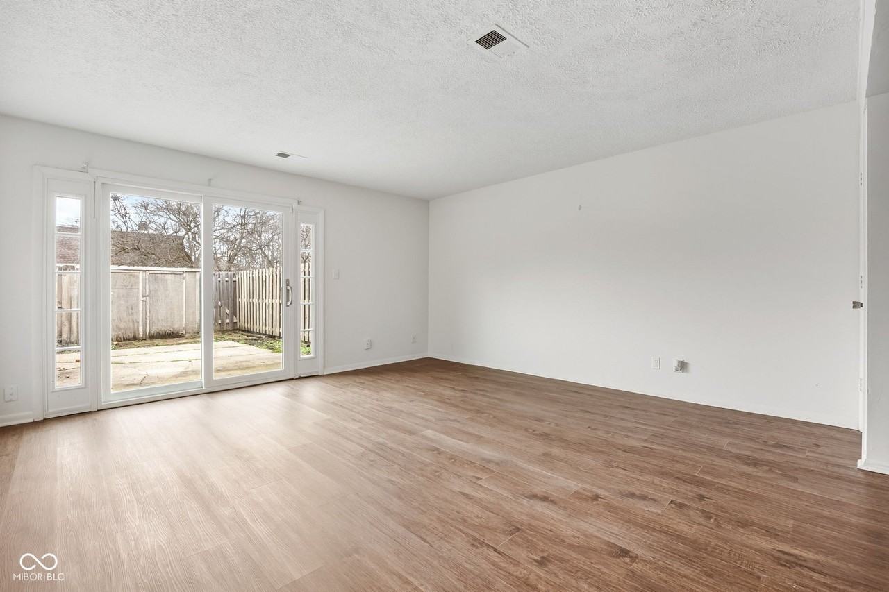 7488 Country Brook Dr - Photo 4 of 28