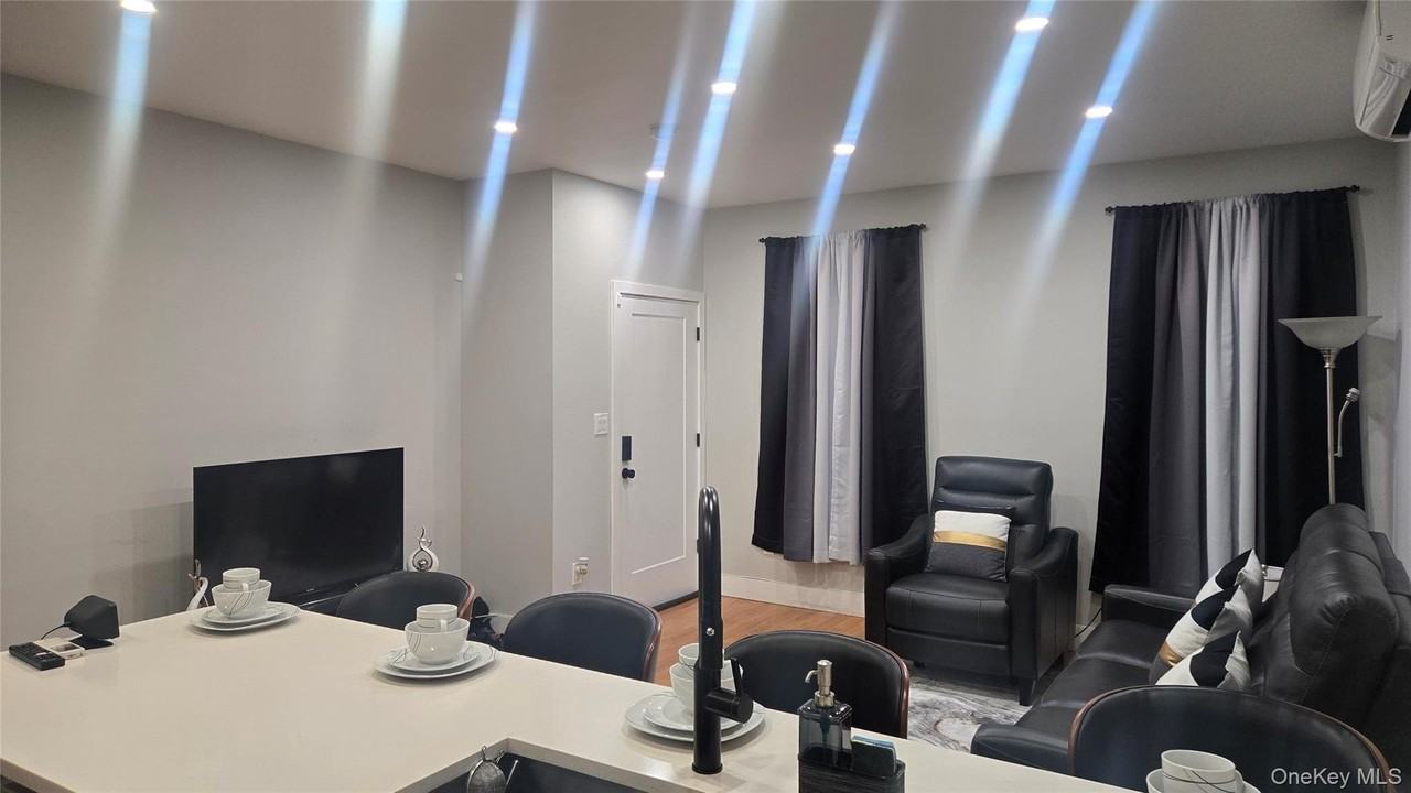 1006 Lenox Rd - Photo 4 of 13