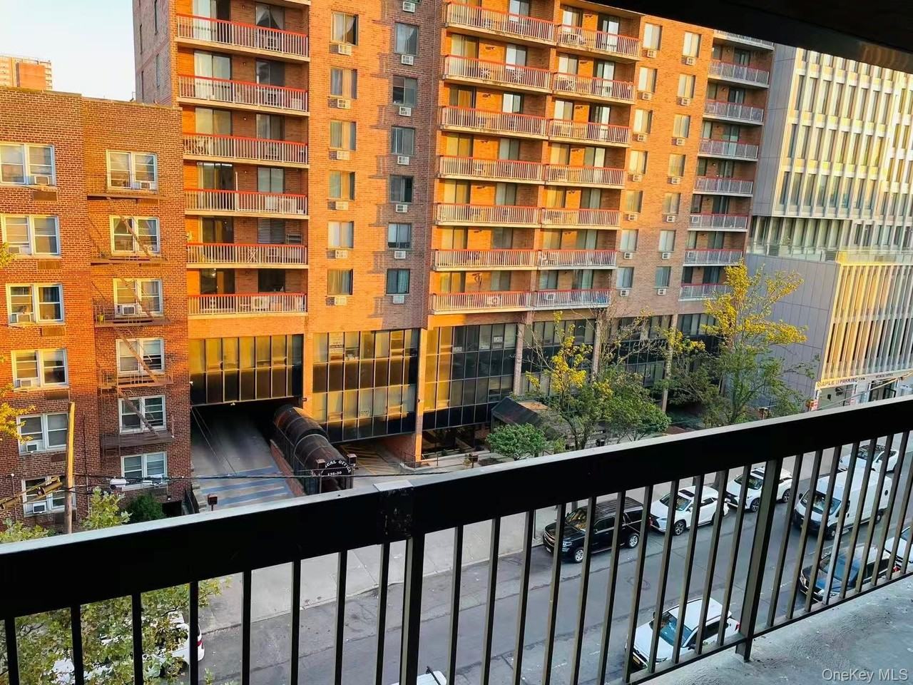 13635 Maple Ave Apt 7c #7C - Photo 2 of 8