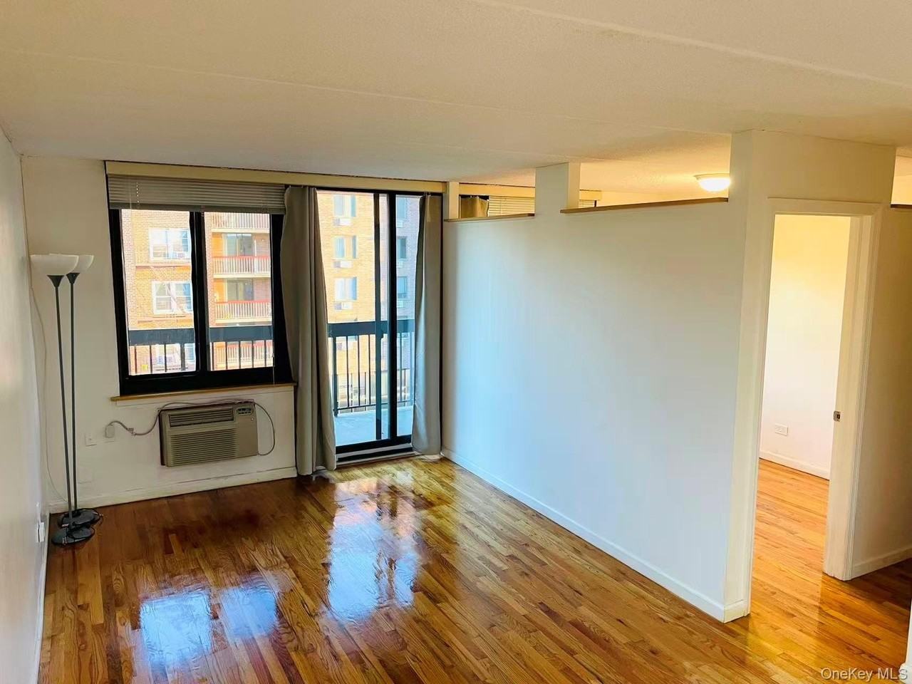 13635 Maple Ave Apt 7c #7C - Photo 3 of 8