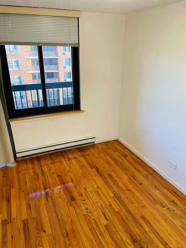 13635 Maple Ave Apt 7c #7C - Photo 4 of 8