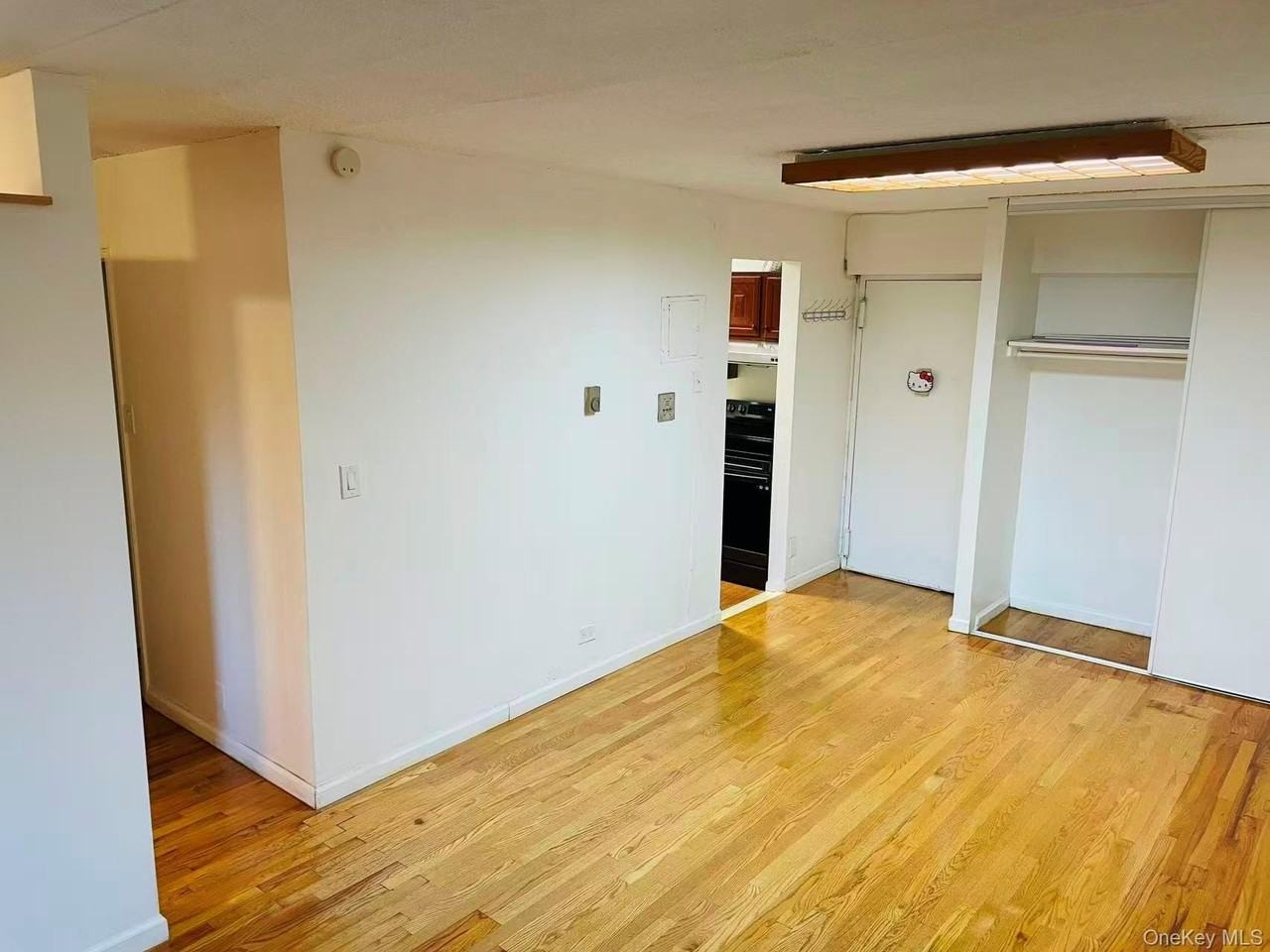 13635 Maple Ave Apt 7c #7C - Photo 5 of 8